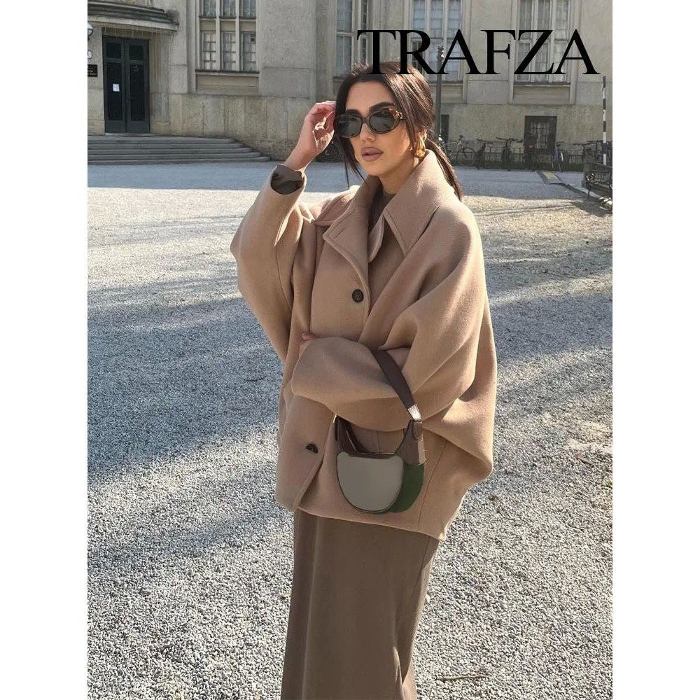 Lady's loose-fitting short-sleeved jacket