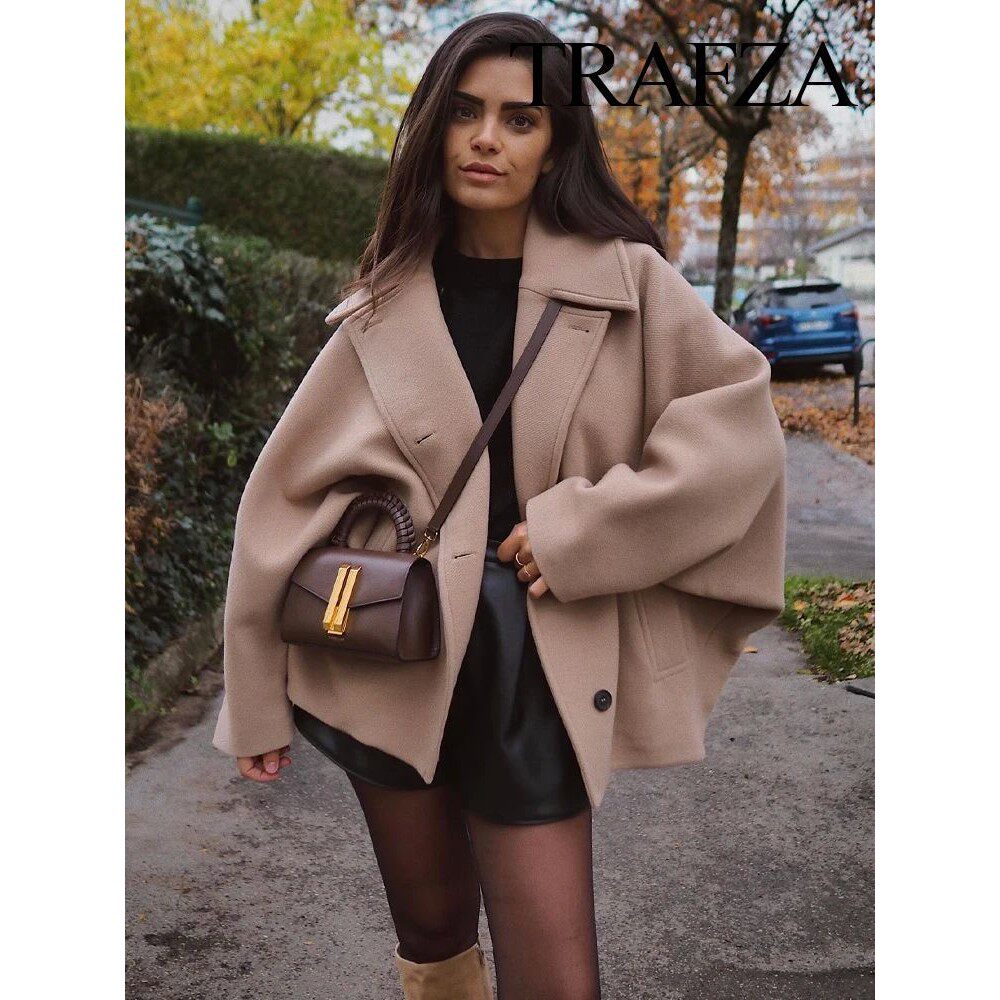 Lady's loose-fitting short-sleeved jacket